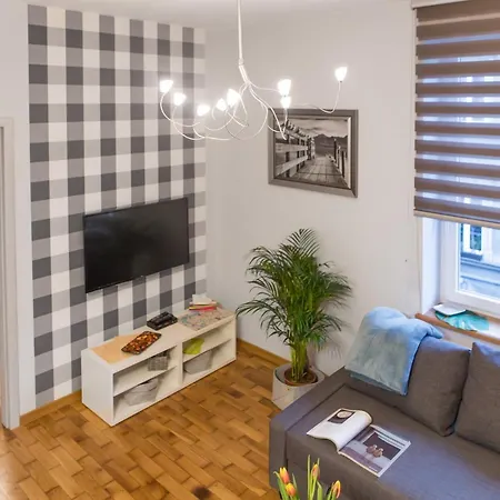 Apartment Perfect Location In Old Town, Train Station 2 Min! *